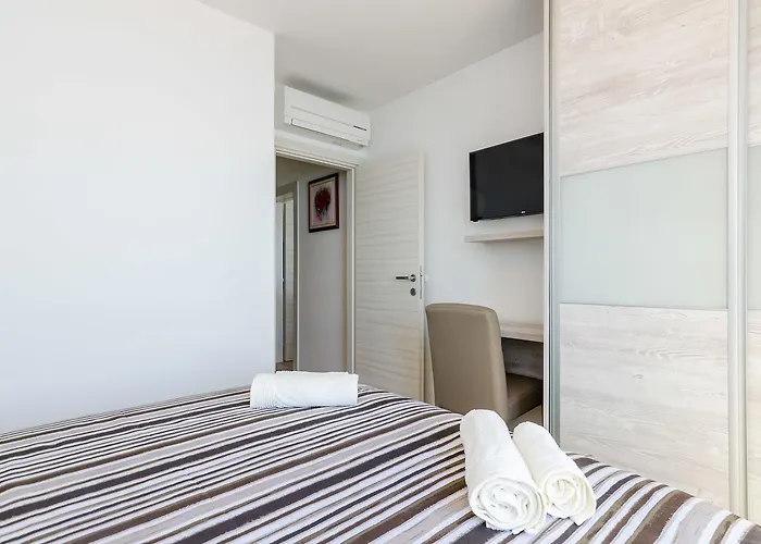 Apartament Lazarin *