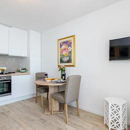 Lazarin Apartment *